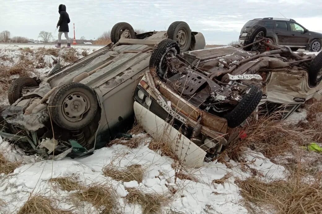 22.11 2013. Авария в Седельниково Омской. ДТП В Седельниково Омской области. Авария на трассе Седельниково. Авария Омск Седельниково.