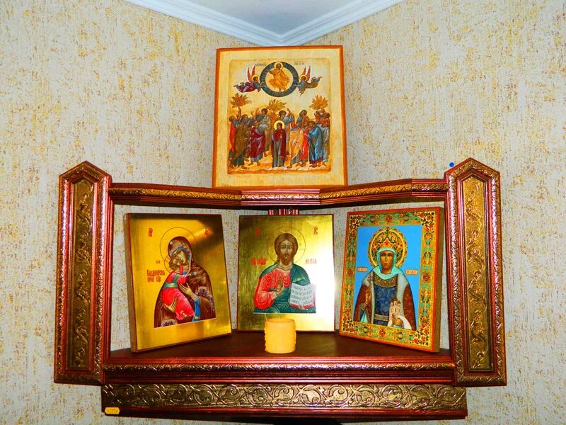 Какую икону иметь дома. Три иконы богородица спаситель николай чудотворец иконостас. николай чудотворец домашний иконостас. расположение икон в домашнем иконостасе николай чудотворец. комната с иконами.