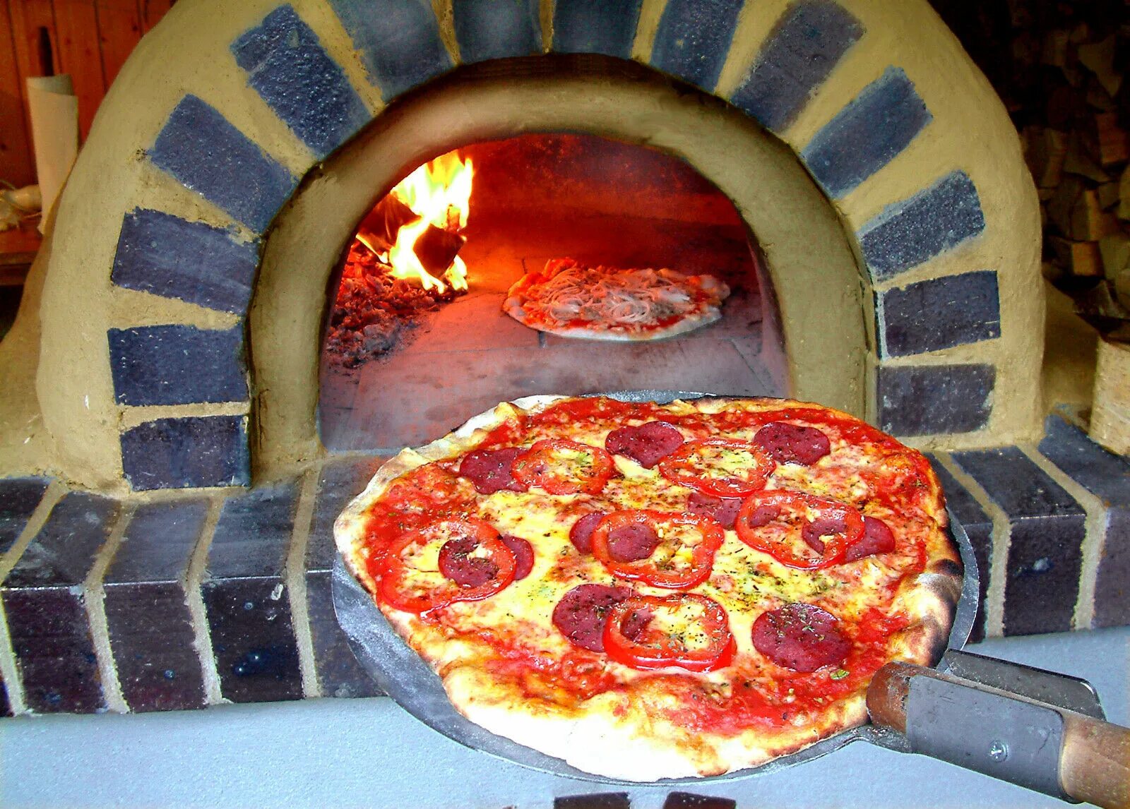 Печь под пиццу. Каменная печь для пиццы. Печка для пиццы каменная. Печь для пиццы на углях. Печь для пиццы на дровах.
