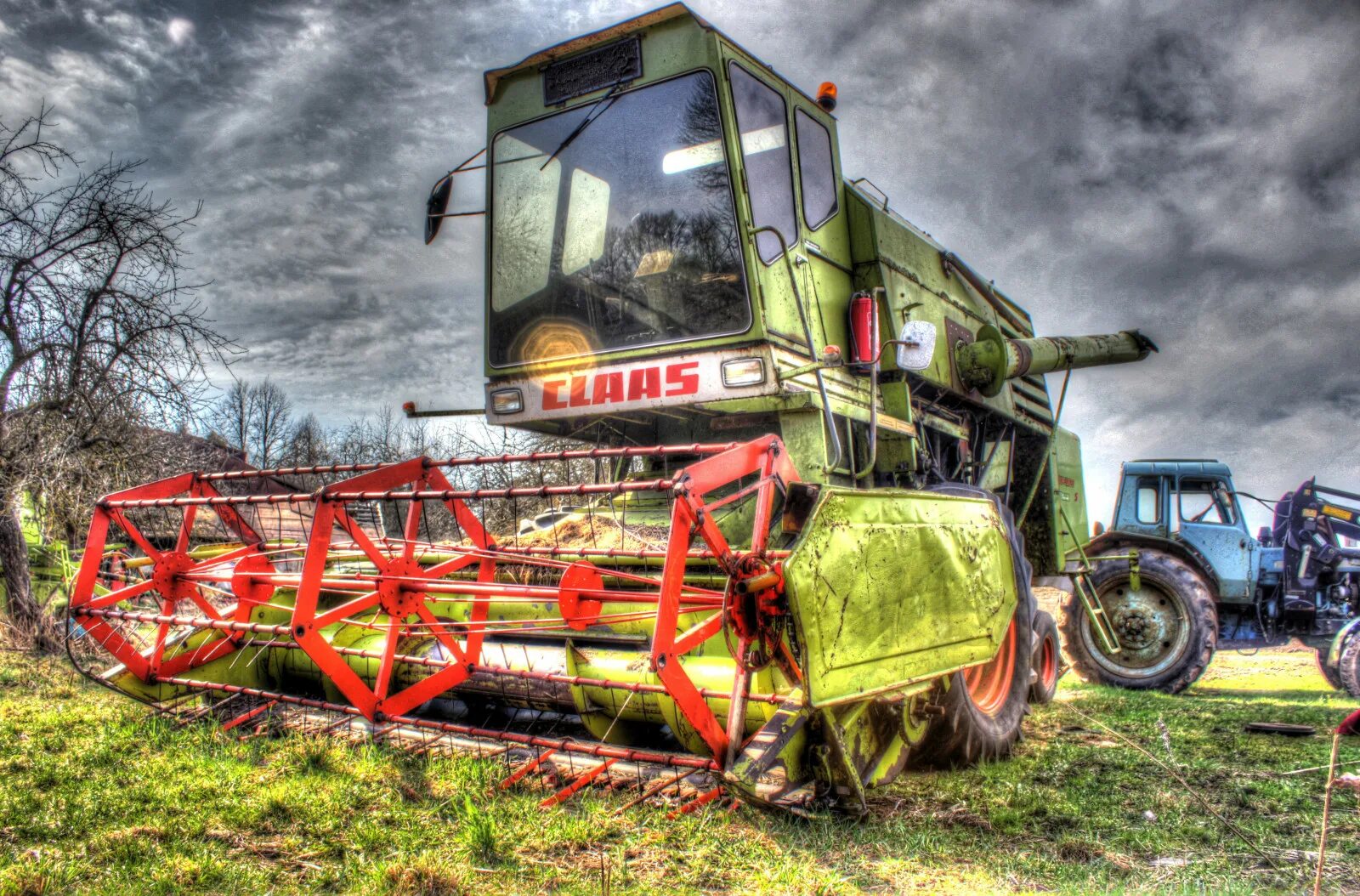 Про комбайны и тракторы. Сельхозтехника CLAAS. Зерноуборочный комбайн. Зерноуборочный комбайн в поле CLAAS. Harvester трактор.