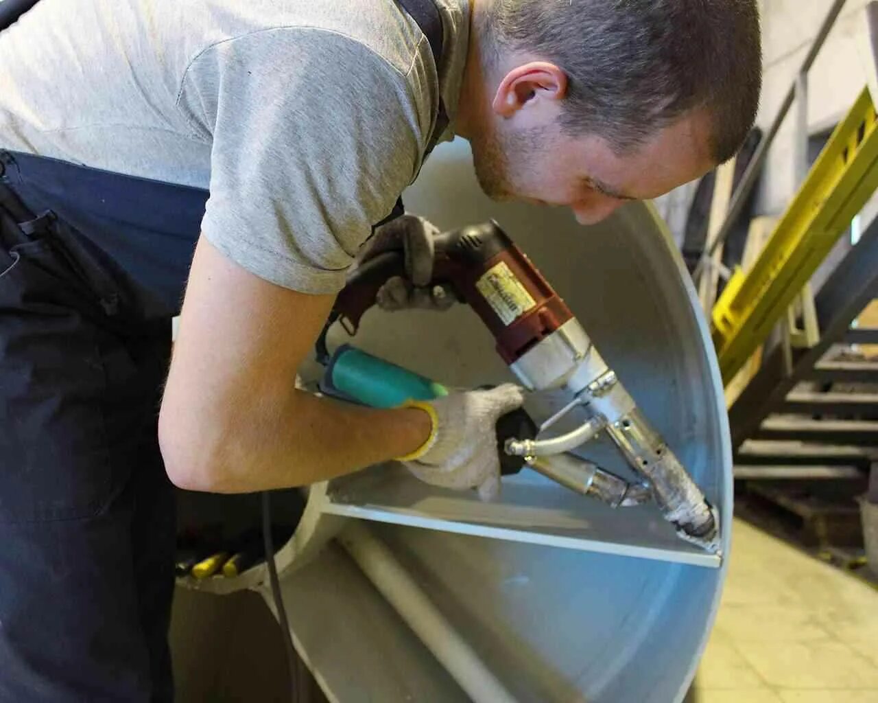 Сварочный пруток для пластика. Сварка полимерных материалов. Пруток для пайки пластика феном. Фен для сварки пластика. Сварка пнд ручным экструдером.