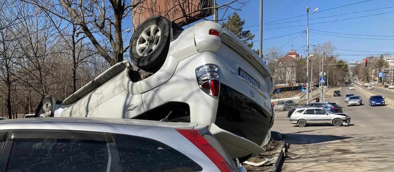 Водитель автомобиля хабаровск. Мигрант водитель маршрутки. Водитель автомобиля хабаровск. Дпс машины хабаровск. Мчс хабаровск водитель.