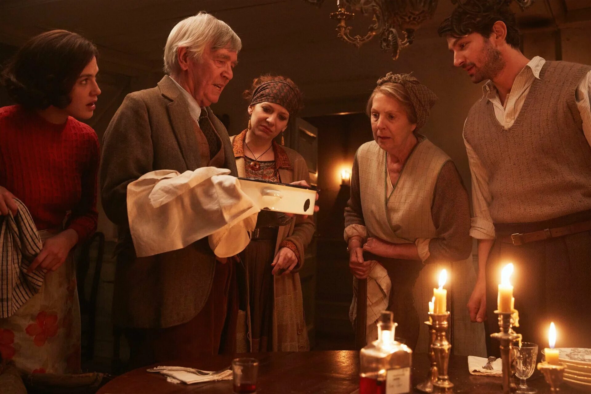 книг и картофельных очистков. The guernsey literary and potato peel pie society (2018). клуб любителей книг и пирогов из картофельных очистков. клуб любителей книг и пирогов из картофельных очистков (2018). The guernsey literary and potato peel pie society (2018).