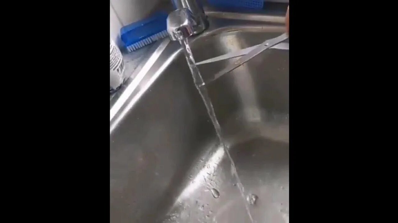 Реверс мем. Разрезали водой. Чем порезать стекло. Мем с картой уно и водой. Может ли вода разрезать железо.