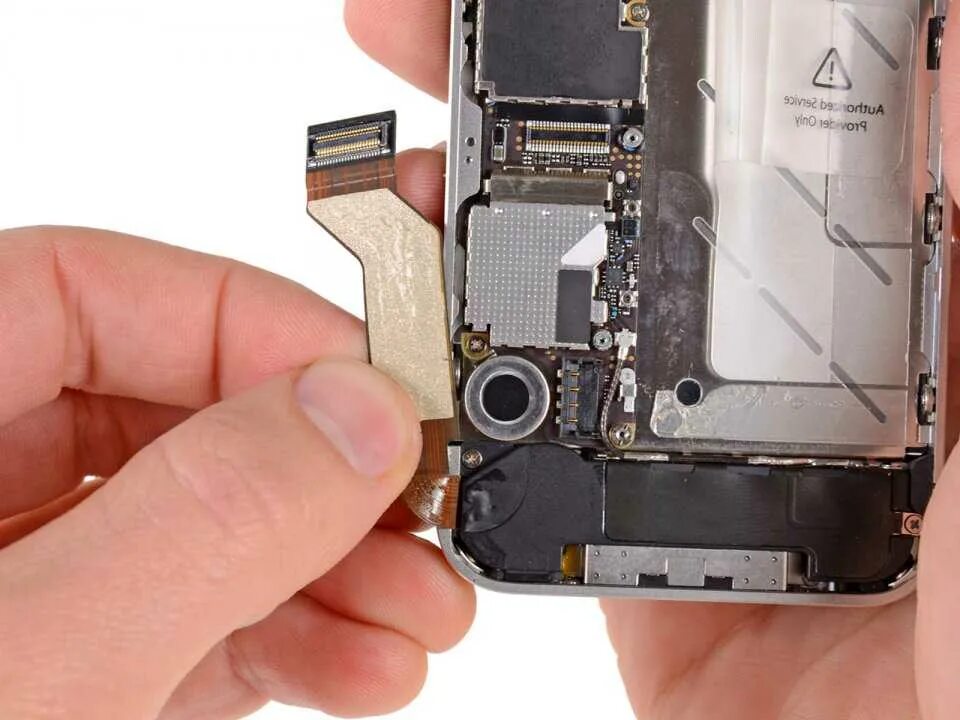 Поменять шлейф экрана. Вибромотор айфон 4s. шлейф дисплея iphone 4. шлейф экрана на плате айфон 5s. шлейф для дисплея смартфона.