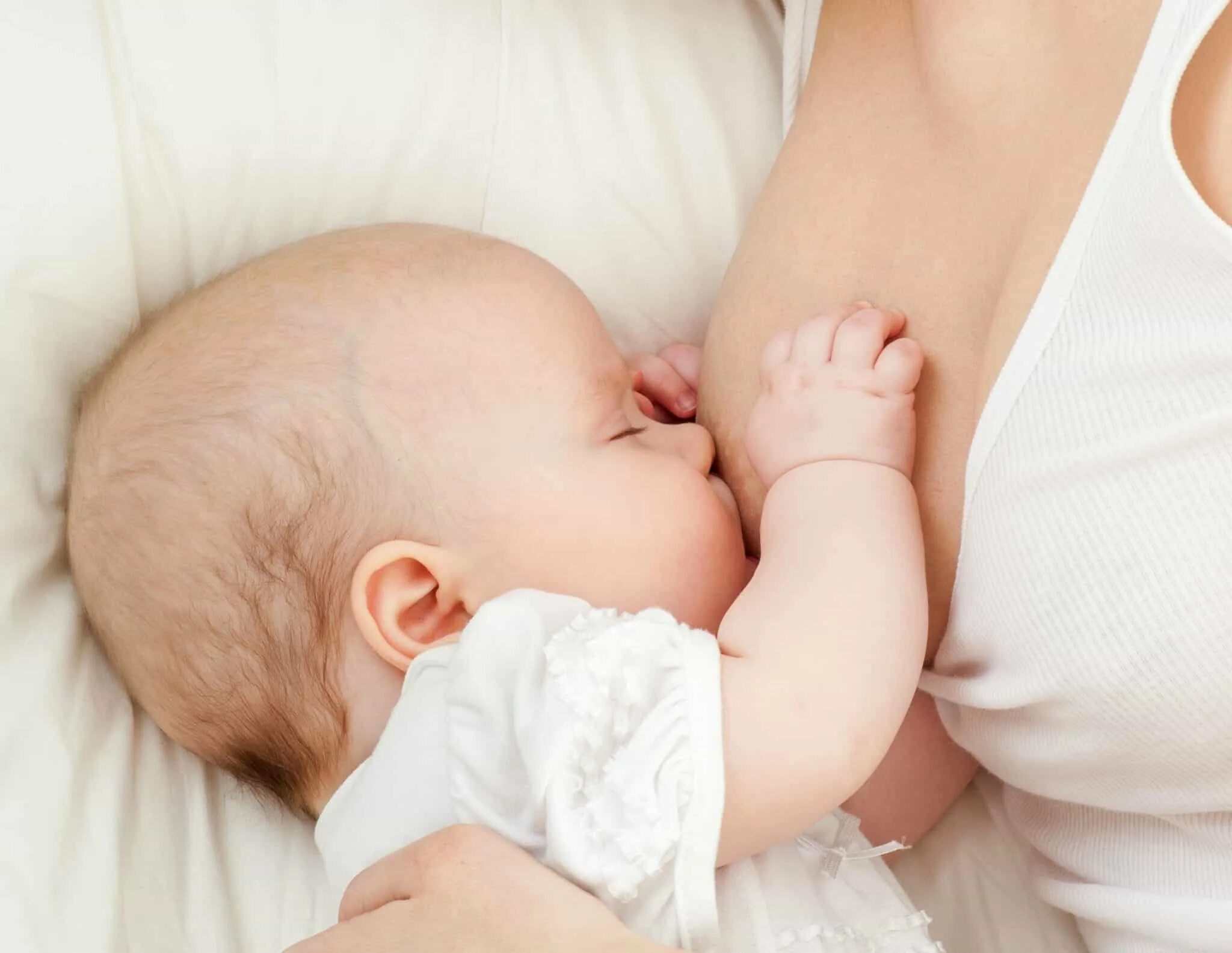 Лактация. Красивая молочная грудь. Новорожденный у груди. Малыш новорожденный на груди. Малыш кушает грудное молоко.