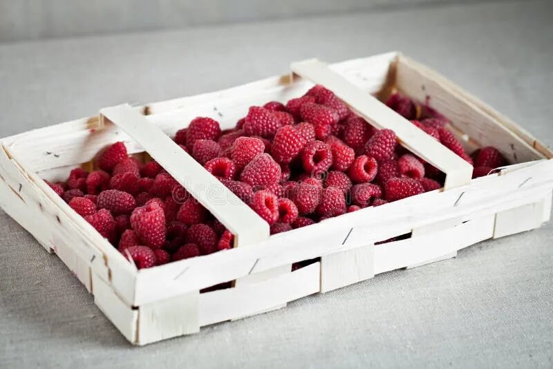 коробка с малиной. малина в лотке. коробочка малины. коробочка малины. малина в коробочке.