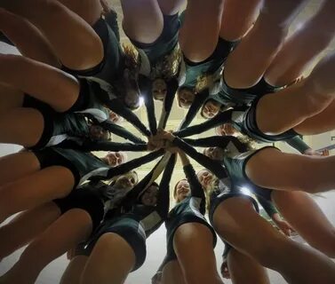 чирлидерши. спортсменки. барышни. вид снизу. worm's eye view. 