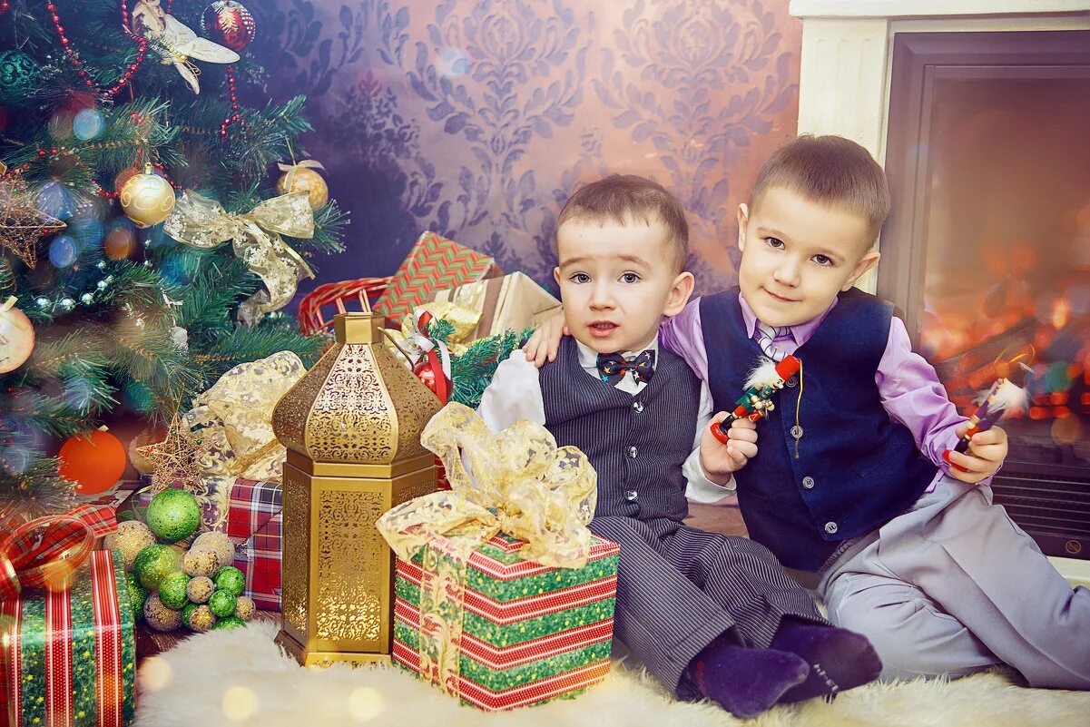 Новогодняя фотосессия в студии. Детская новогодняя фотосессия в студии. Фотосессия для двух братьев в студии новогодняя. Фотосессия на новый год семейная синий фон. Новогодняя фотосессия двух братьев.