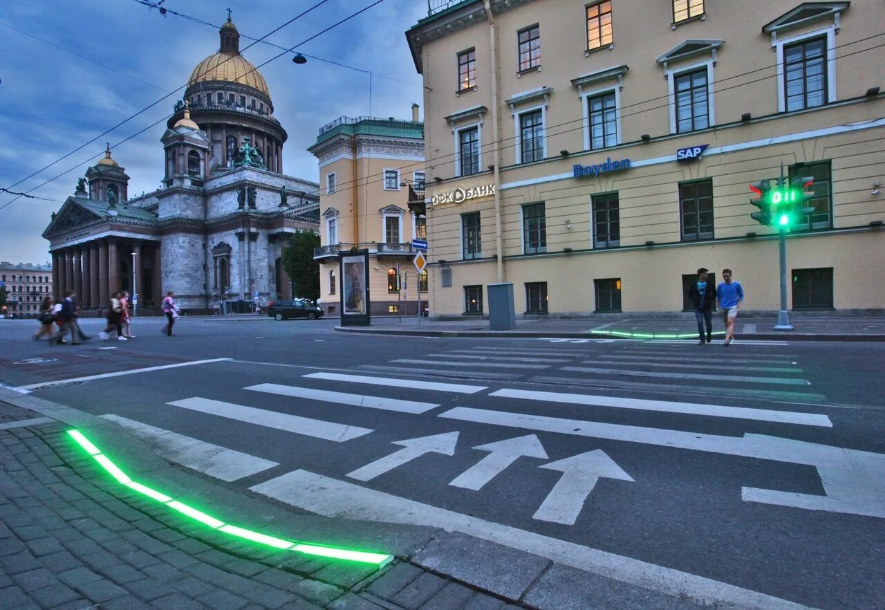 Светофор санкт петербург. Исаакиевская площадь большая морская улица. Светофоры в Санкт-Петербурге.