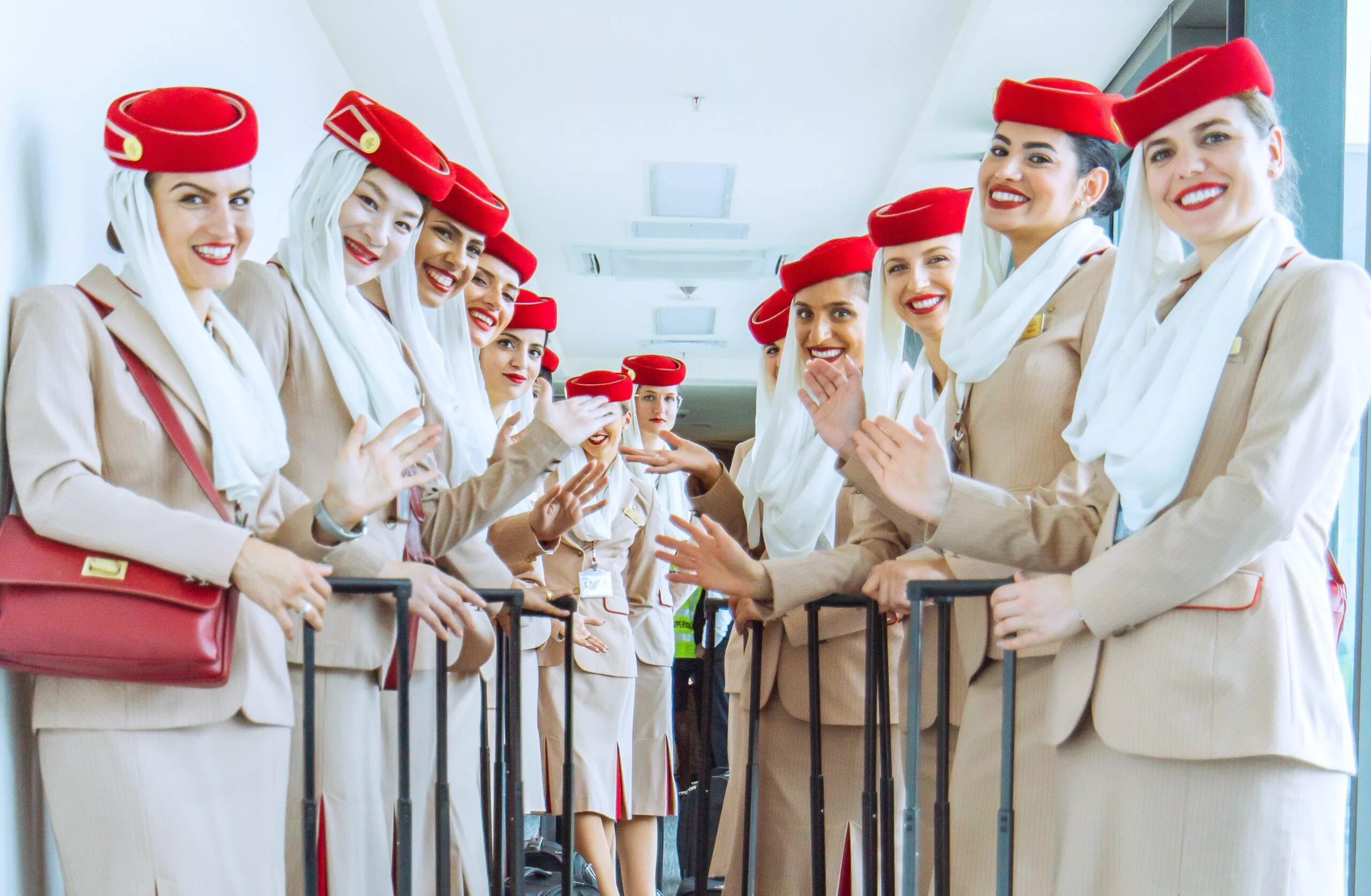 Эмирейтс зарегистрироваться. Emirates airlines бортпроводник. форма стюардесс эмирейтс. форма эмирейтс бортпроводник. emirates airlines стюардессы.