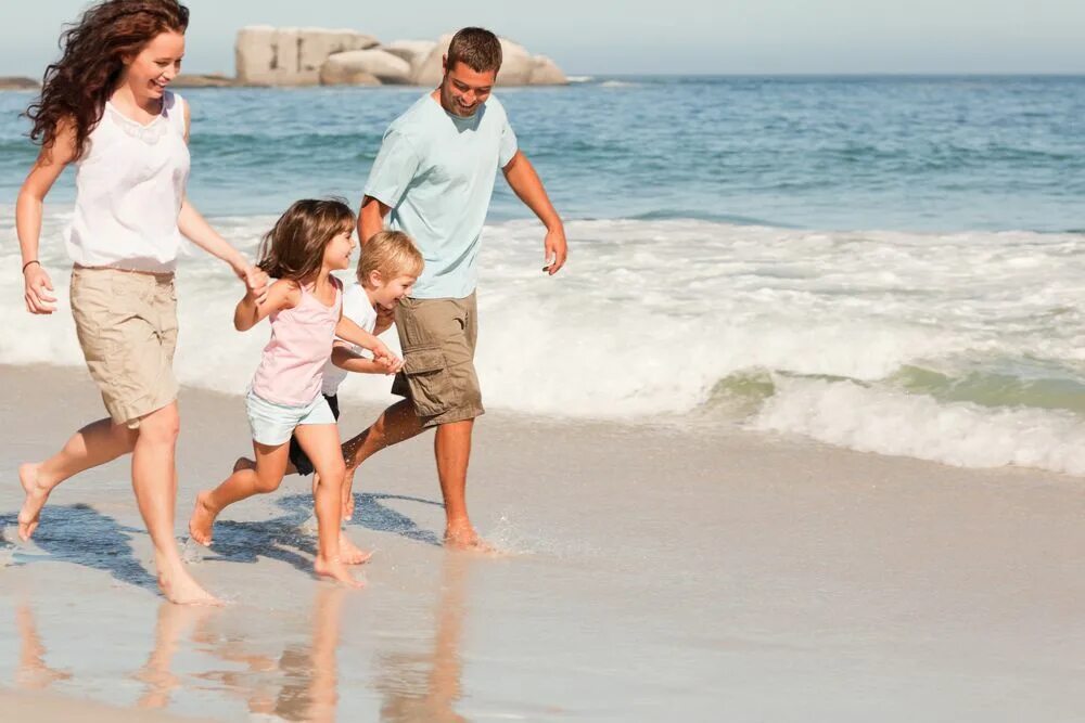 Семья на море. Счастливая семья на море. Семья на пляже. Семейная фотосессия на море.