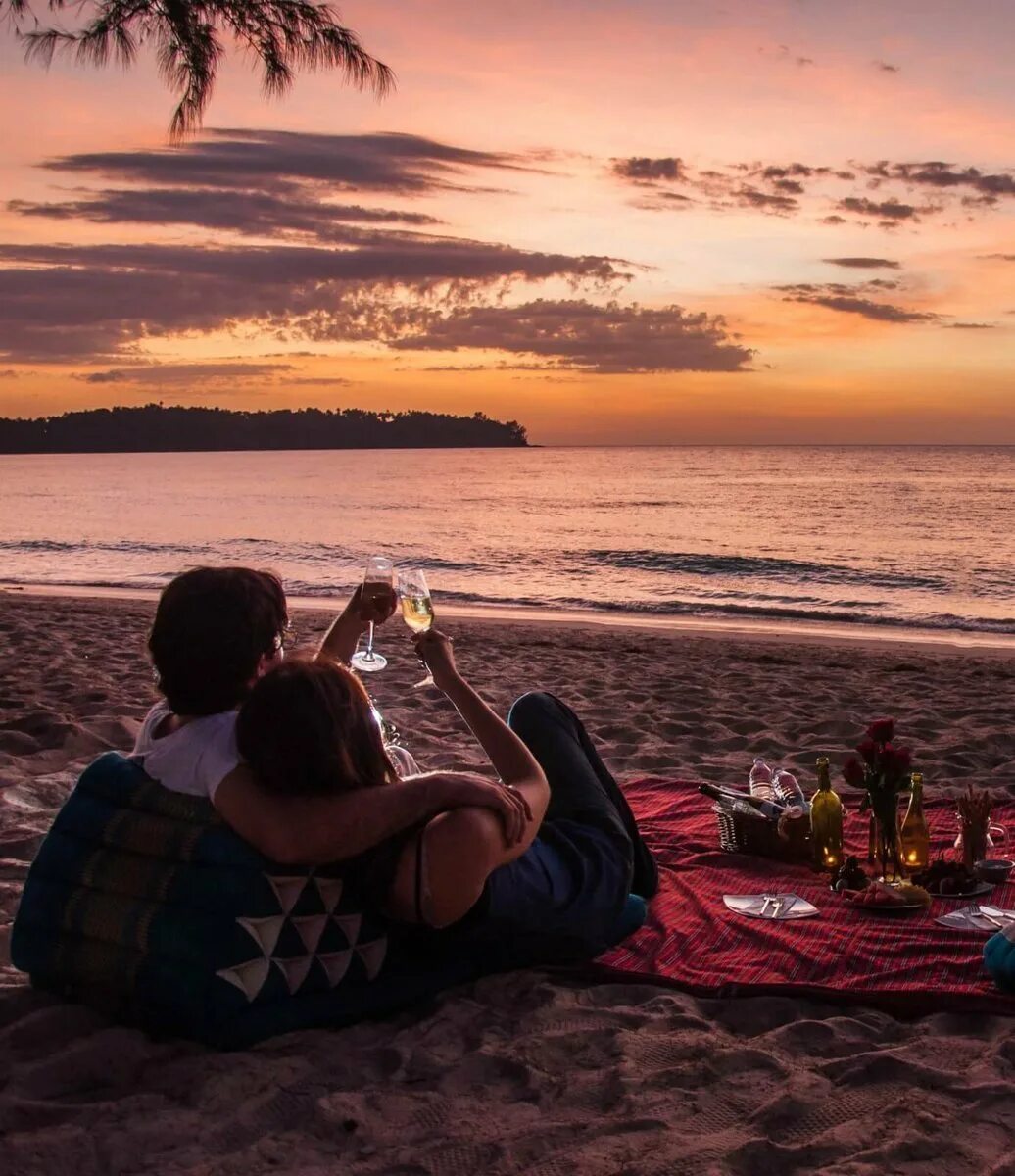 Романтическая встреча влюбленных. Романтический вечер для двоих. Романтичный закат. Романтика. Романтический вечер.