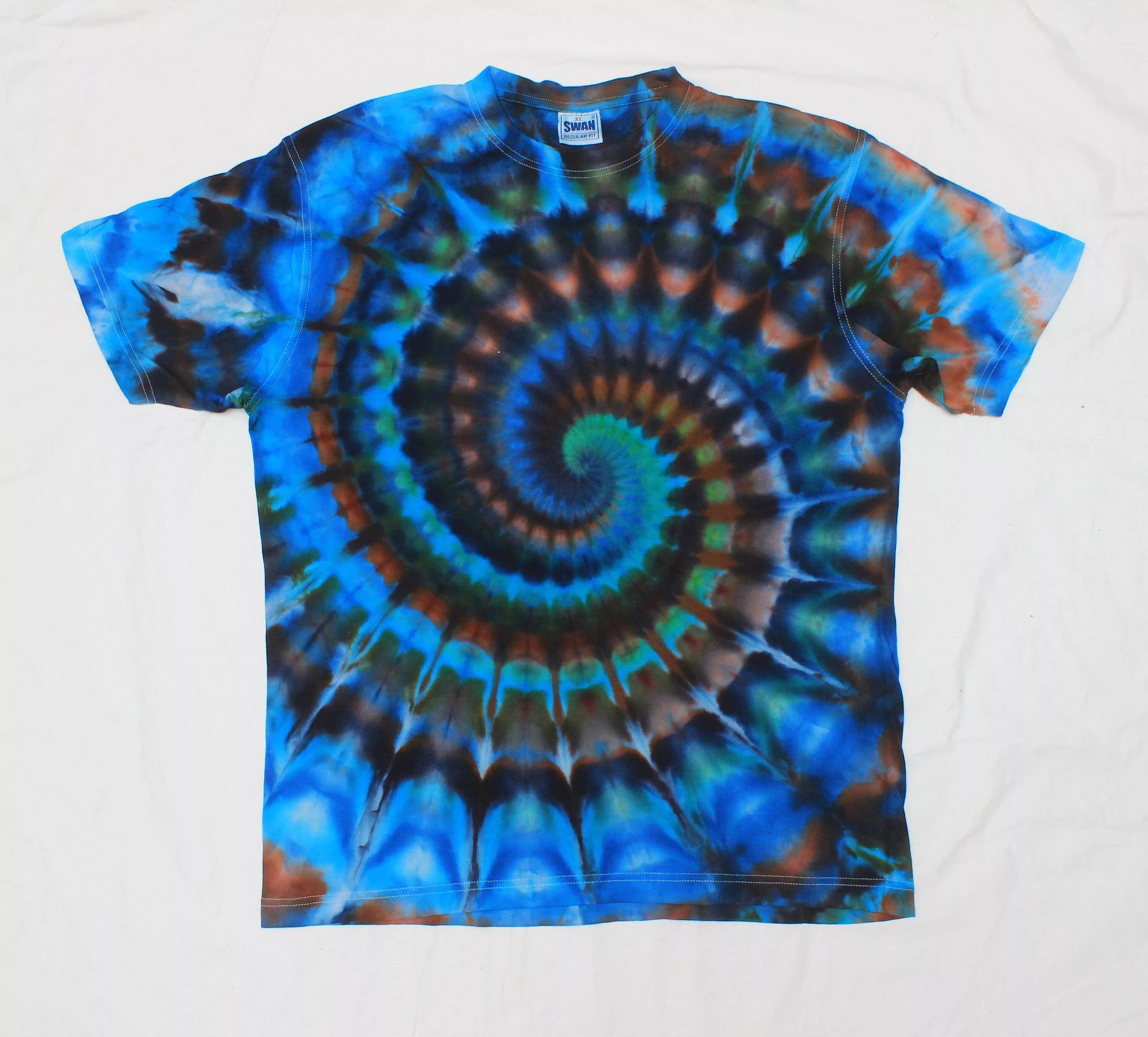 Дай дай спираль. Футболка в технике батик. Тай дай футболка. Спираль в горячем батике. Техника tie-dye.