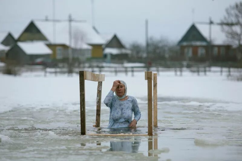 Освящение воды в храме. Чебаркуль храм крещение. Крещение господне православие водосвитие иордани. Поярково церковь купель. С праздником крещения.