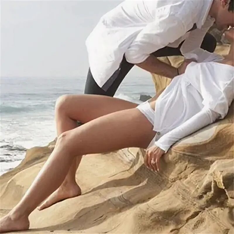 Страстный пляж. Страсть на песке. Картинки мужчина и женщина на пляже. Пара м и ж. Фотографии вдвоем мужчина в белой рубашке на море.