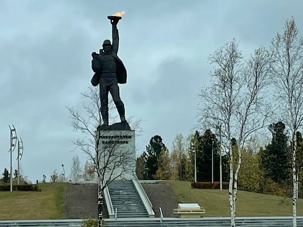 Памятник героям самотлора нижневартовск. Памятник алёша в нижневартовске. Новости самотлора нижневартовска. Памятник герою самотлора. Алеша самотлор нижневартовск.