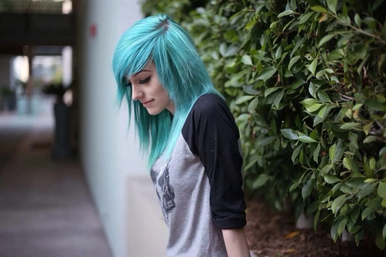 Девушка с зелеными волосами. Синие волосы. Голубые волосы. Девушка с зелено голубыми волосами.
