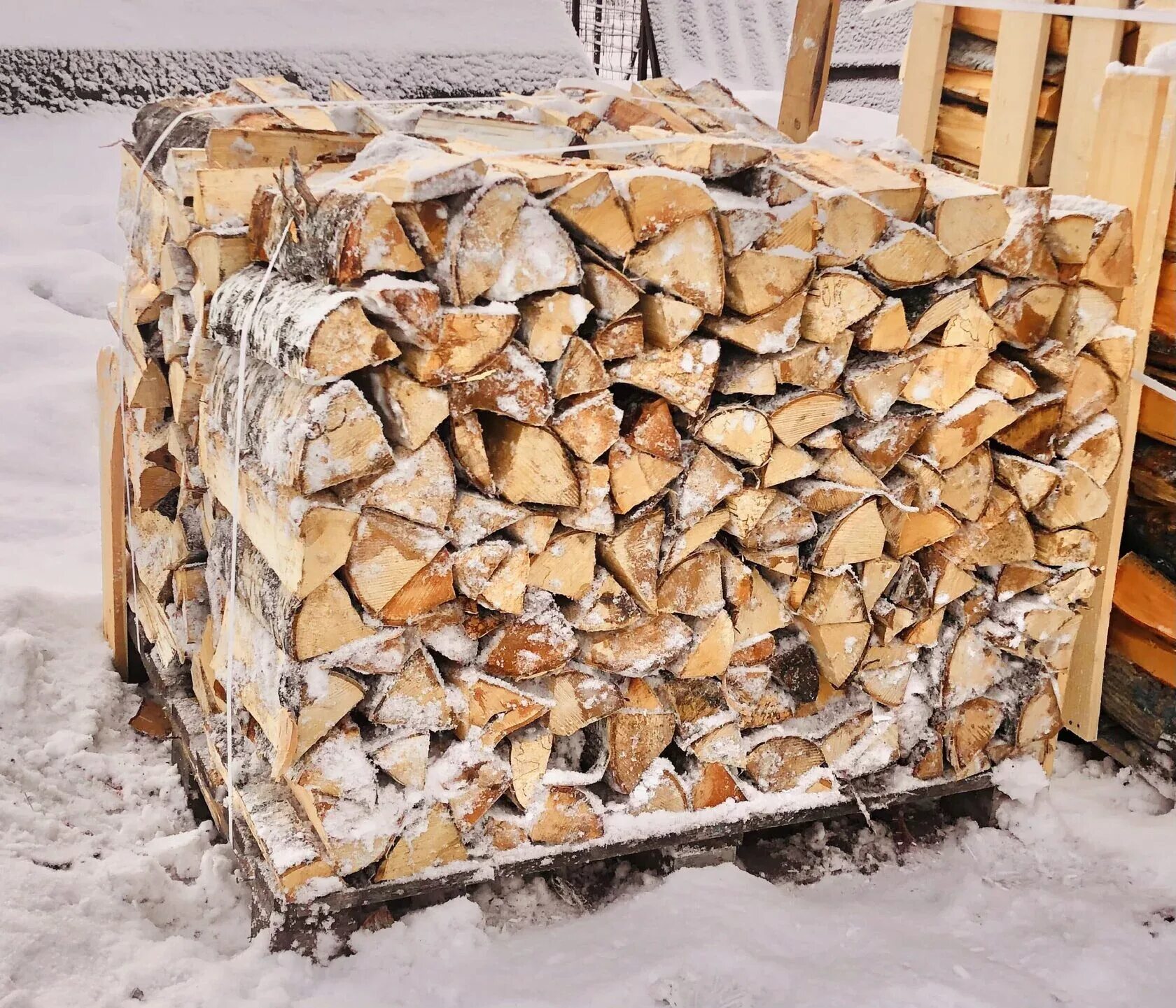 Круглая поленница. Укладка колотых дров. Укладка колотых дров. Поленница для дров. Поленница для дров.