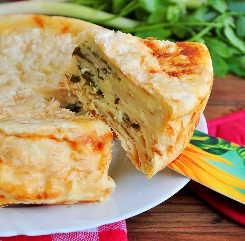 Пирог на сковороде из лаваша с сыром. Хачапури ачма. Ленивая ачма из лаваша с творогом и сыром. Пирог из лаваша с творогом и сыром. Пирог из лаваша с сыром на сковороде.