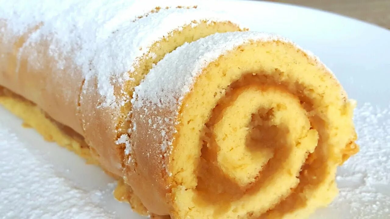 Рулет с повидлом. Рулет бисквитный с яблоками тертыми в духовке. Рулет бисквитный с яблоками тертыми в духовке. «бисквит яблочный для рулета». Бисквитный рулет с яблоками.