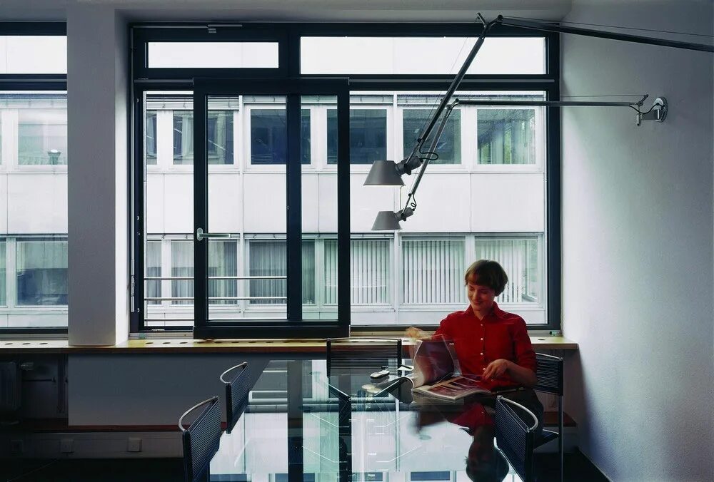 открывать окна в офисе. рулонные жалюзи в офис. окно из офиса. пластиковые окна в офисе. офис с открытыми окнами.