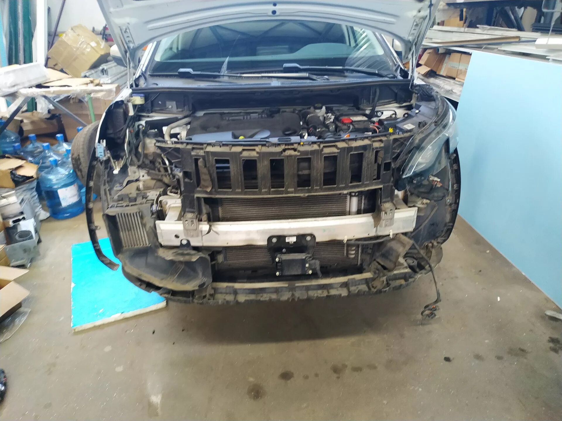 Акб на пежо 3008 1. Peugeot 3008 акб. Пежо 3008 снятие. Пежо 3008 разъем печки. Лампа стоп сигнала пежо 308.