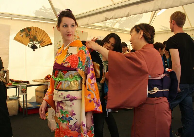 Японское кимоно из простыни. Как надевать кимоно. Кимоно одетое. Оби пояс для кимоно мужской. Как надевать кимоно.