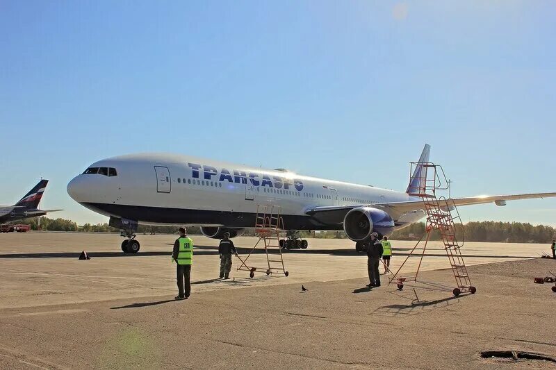 Петропавловск камчатский аэропорт вылета сегодня. Аэропорт Петропавловск-Камчатский. Камчатка аэропорт Аэрофлот. Камчатка аэропорт Аэрофлот вулкан. Фото самолетов аэропорт Камчатки.