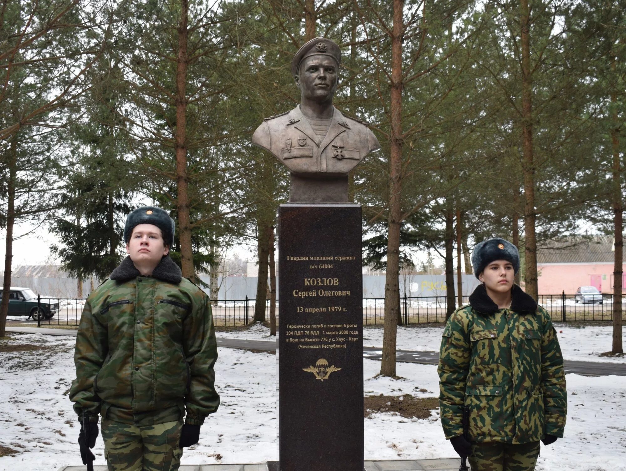 Бюсты героев-десантников 6-й роты 104 полка. Могилы десантников 6 роты.