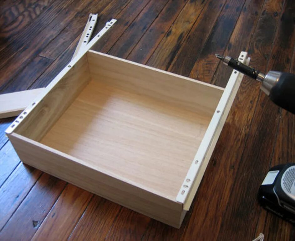 Стол с выдвижным ящиком. Выдвижной ящик под стол. Выдвижной ящик своими руками. Деревянный стол с выдвижными ящиками.