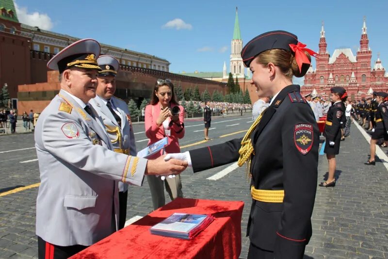 Вручение дипломов на красной площади 2024. Вручение дипломов на красной площади 2024. Вручение дипломов на красной площади 2024. Выпуск кикотя на красной площади. Вручение дипломов мгик.