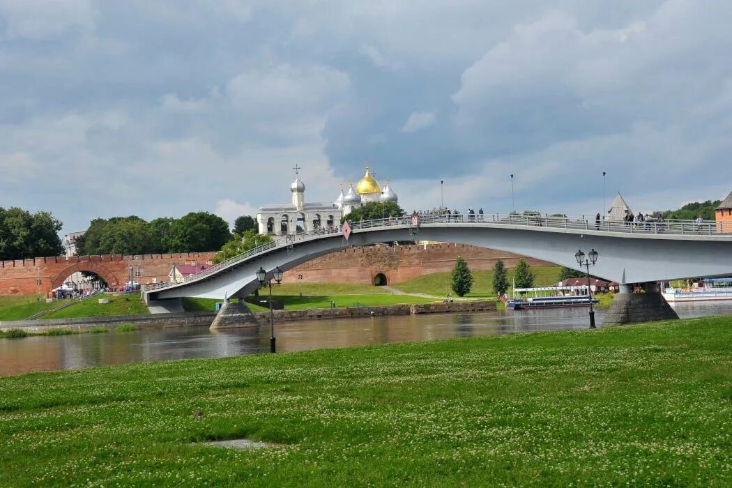 Кремлевский парк новгород. Новгород Кремлевский парк. Кремлевский парк в Великом Новгороде. Новгородский Кремль Великий Новгород Кремлёвский парк-. Кремлёвский парк Великий Новгород летом.