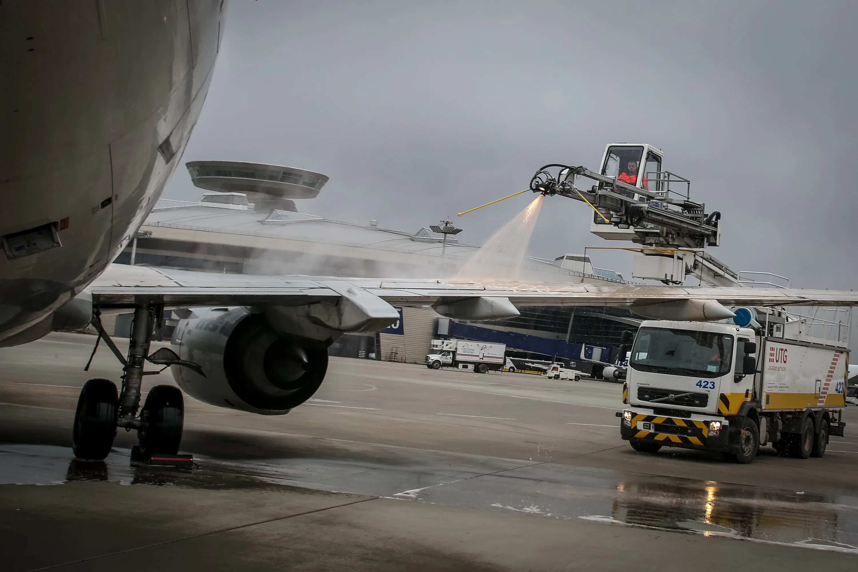 Противообледенительная обработка воздушных судов схема обработки. Обработка воздушных судов. Обработка воздушных судов. Обработка самолета от обледенения. Противообледенительная машина.