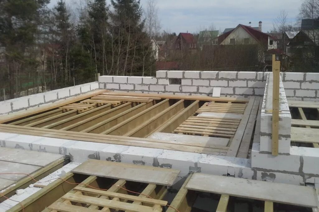 Деревянные перекрытия зданий. Газобетон 2 этажа перекрытие по балкам. перекрытия в доме. перекрытие первого и второго этажа. деревянные перекрытия в доме.