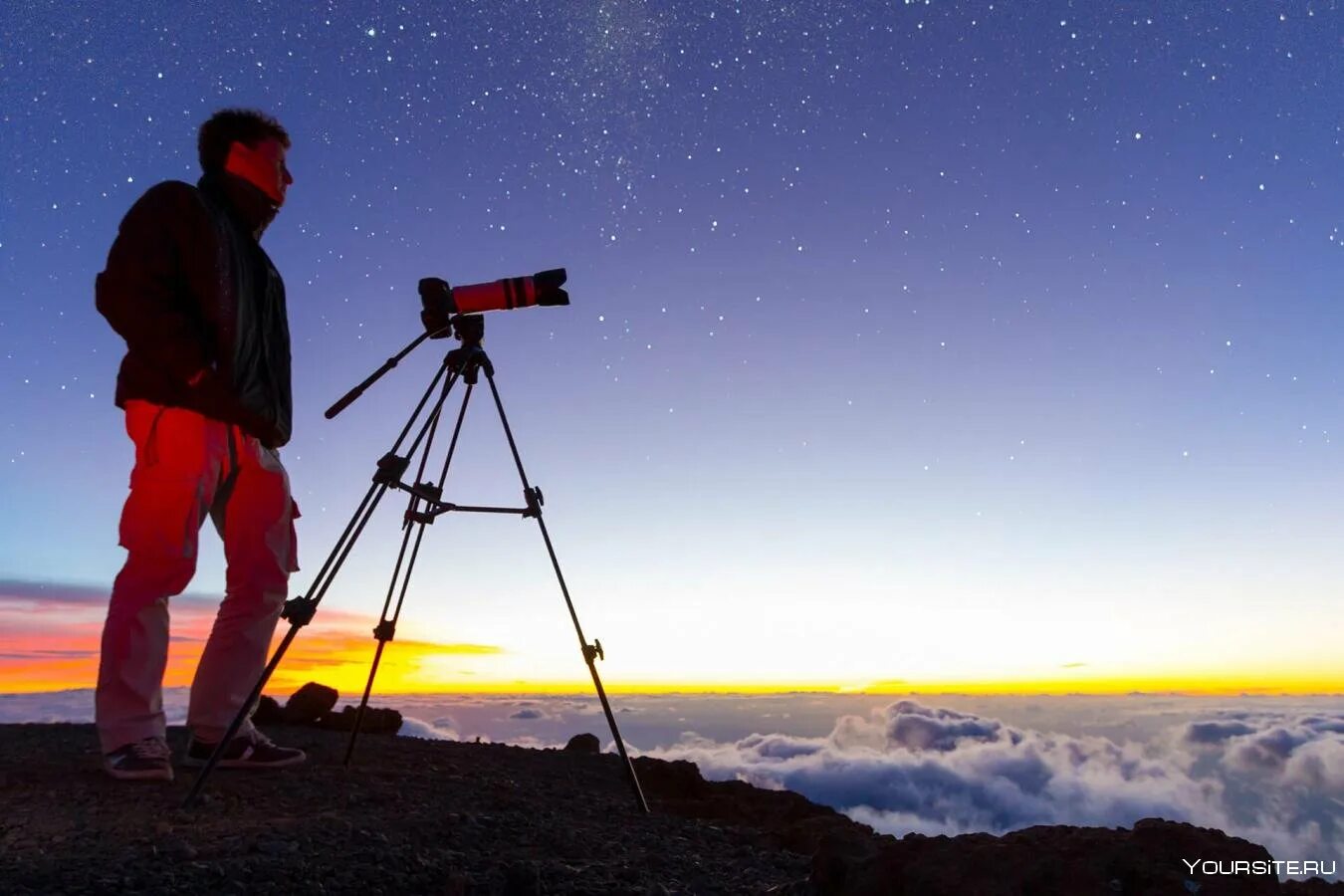 Кто 1 использовал телескоп. Астрономический телескоп. Наблюдение в телескоп. Человек с телескопом. Астрономический туризм.