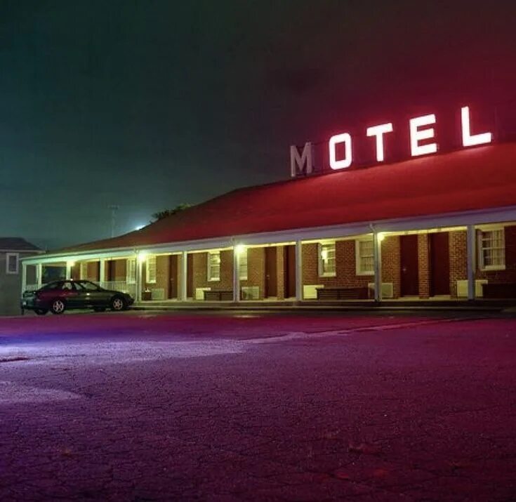 Видео мотеля. Придорожный мотель неон. Мотель США неон. Придорожный мотелв Америке ночью в. Красивые мотели.