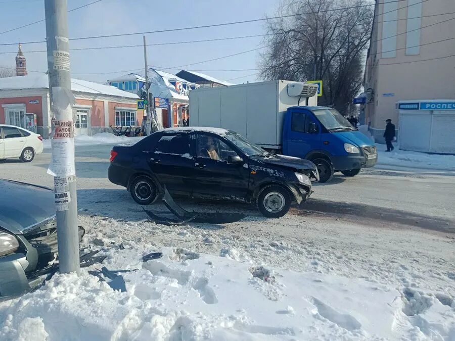 Две машины столкнулись. Аварии машин в Оренбурге.