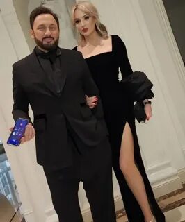 Жетілген әйелі төрт аяққа мініп алды, сондықтан күйеуі оның жопасын ыңғайлы түрде трахата алады.