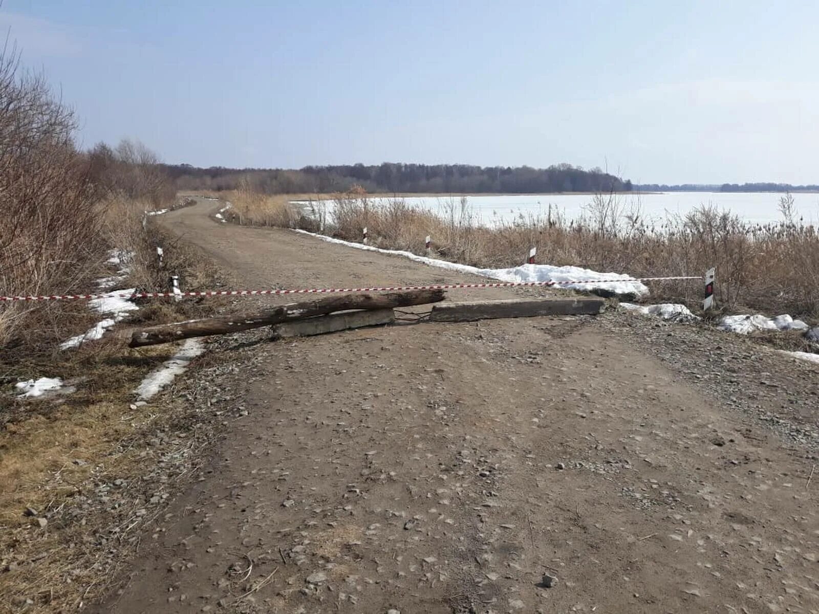 Вдали на крутом известковом. Река бездна Татарстан Спасский район. Река бездна Спасский район. Подмытие на грунтовой дороге. Татарстан село Никольское на реке бездна.