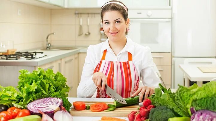 Готовка на кухне. Женщина на кухне. Кухня молодой хозяйки. Домохозяйка фото соц. Женщина на кухне.