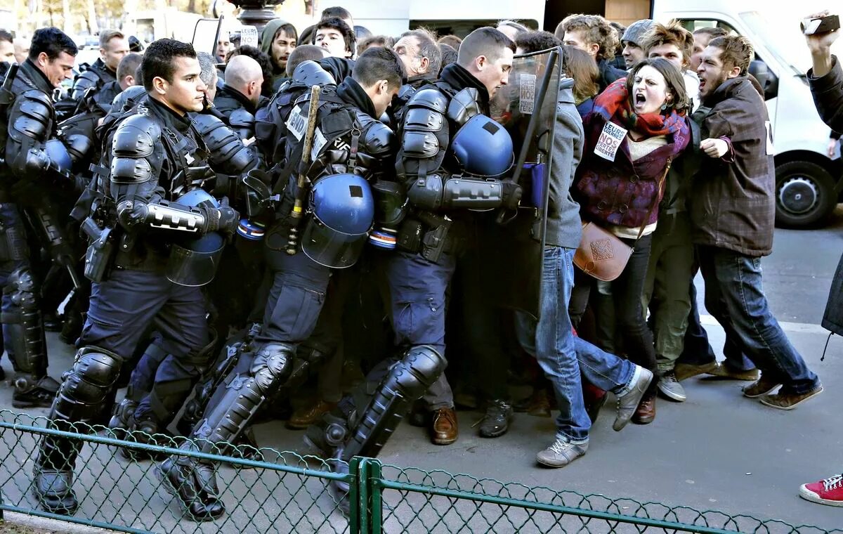 Против полицаев. Митинг. Протест-бунт. Произвол полиции в россии. Протесты в париже.