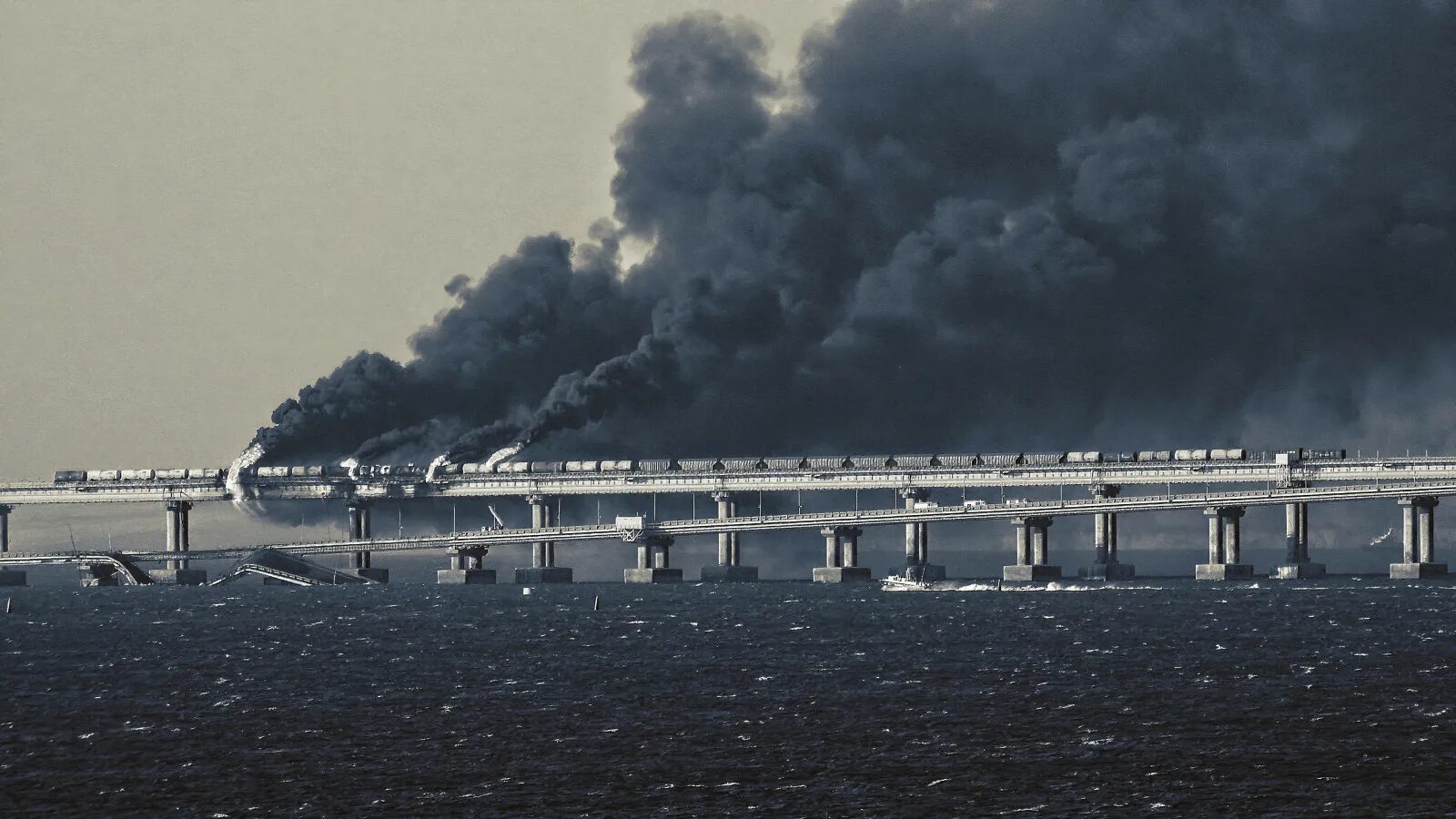 Крымский мост взорвали 2022. Крымский мост 8 октября 2022. Подрыв Крымского моста 2022. Мост через Керченский пролив. Крым бомбят сегодня последние новости