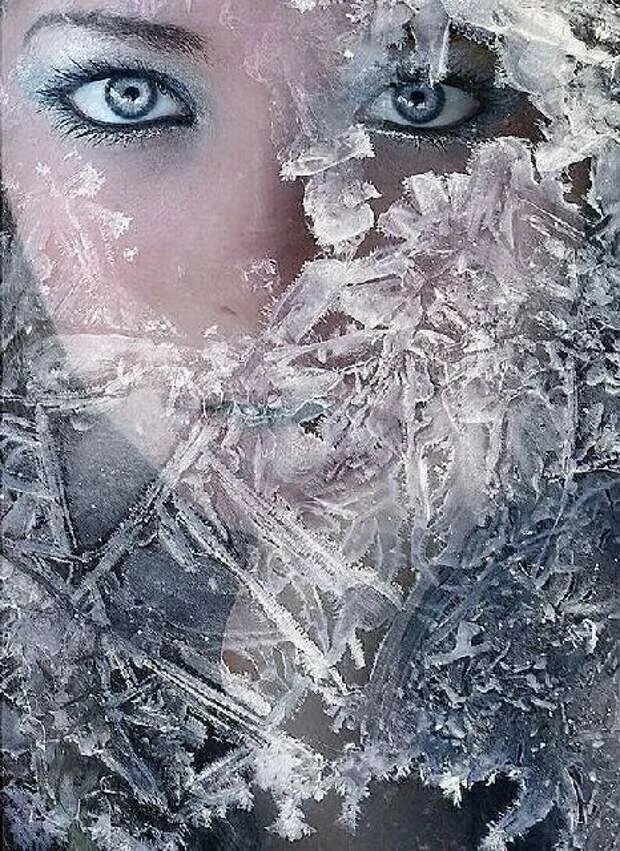 Холодная душа. Картинку девочка в инее. Фотография лица сквозь лёд. Глаза зимы картинки. Снежная Королева тает картинка.