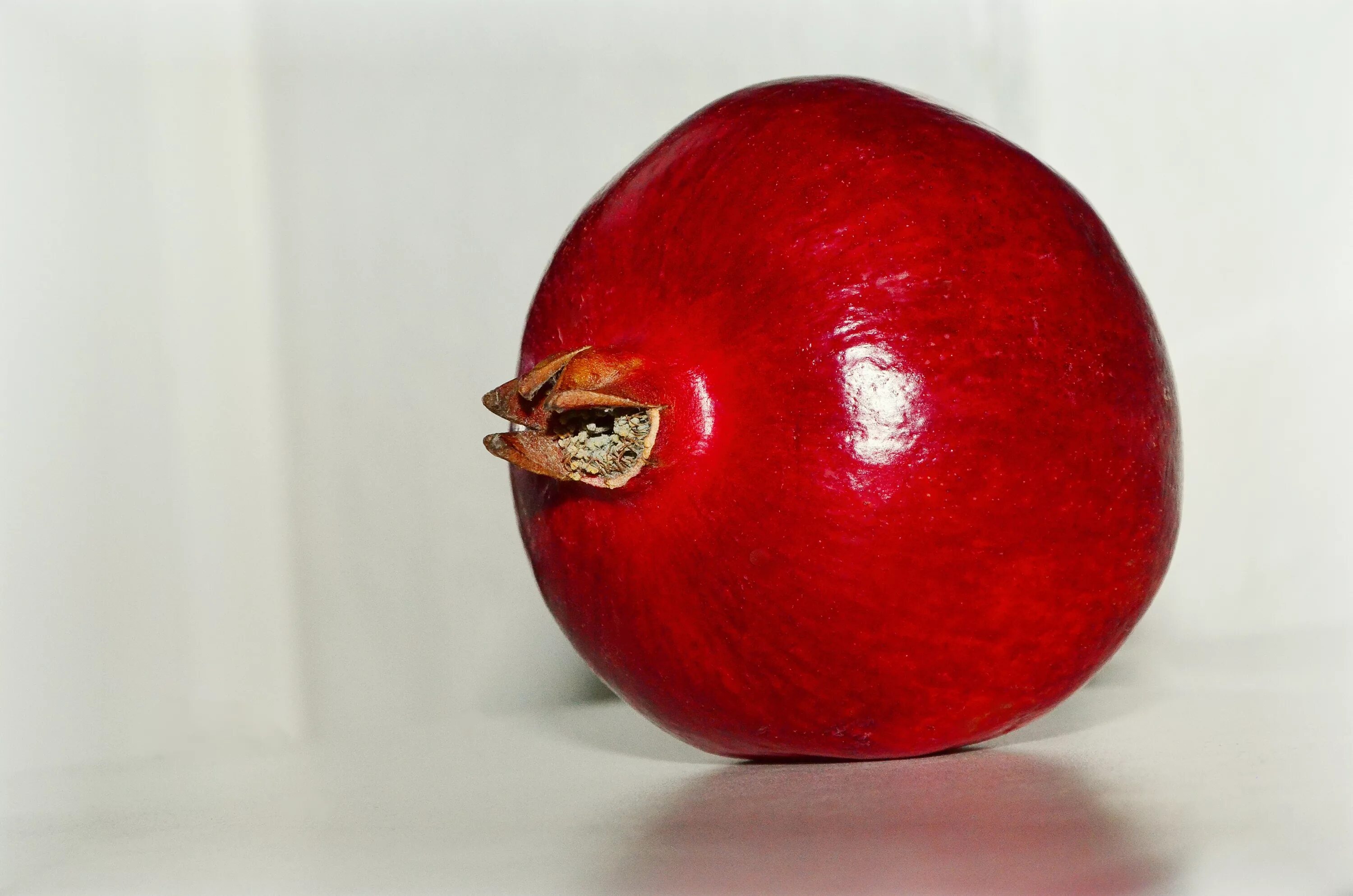 Яблоко фрукт или овощ. Гранат Гюлейша. Красные фрукты. Китайский гранат. Фрукты красного цвета.