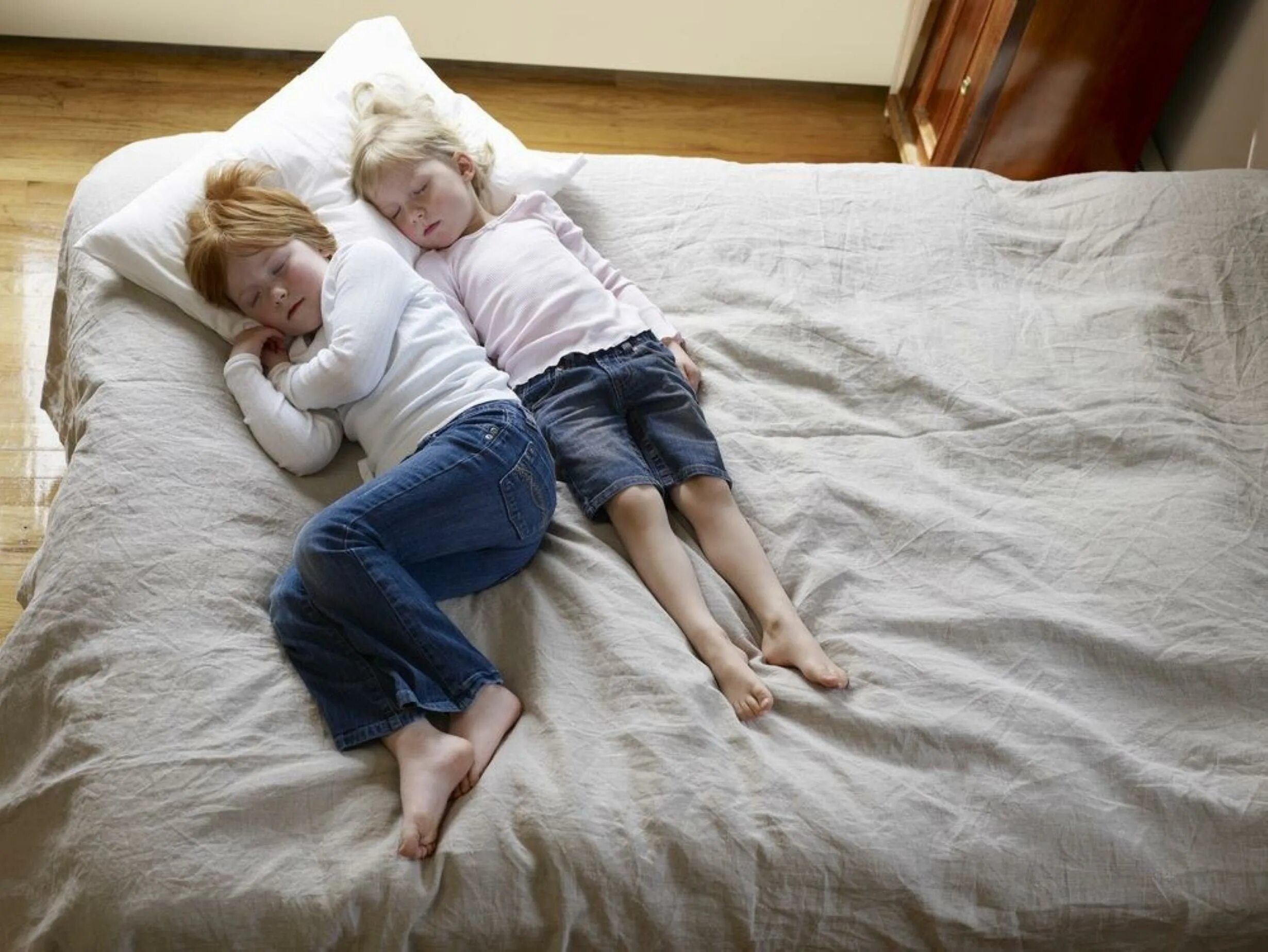 Ролики спящие сестры. Связанные дети на кровати. Ребенок лежит на кровати. Спящие сестры.