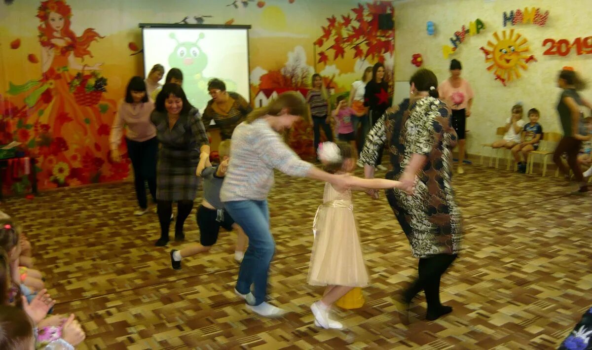 Фото прикольные конкурсы для спортивного праздника для мам. Праздник а ну ка мамы. Костюм на день улыбок в детский садик. Открытка а ну ка девочки. А ну ка мамочки.