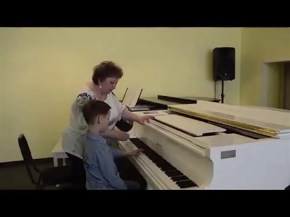 Работа над крупной формой фортепиано. Уроки пианино. Руки на пианино. Работа над крупной формой фортепиано. Девочка в музыкальной школе.