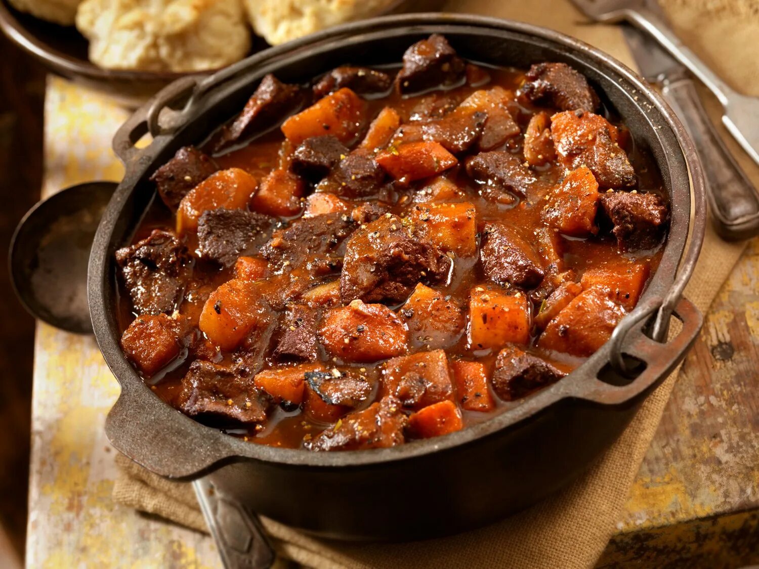 Приготовить гуляш в кастрюле. Гуляш в казане. хамин чолнт. irish stew блюдо. рагу по ирландски.