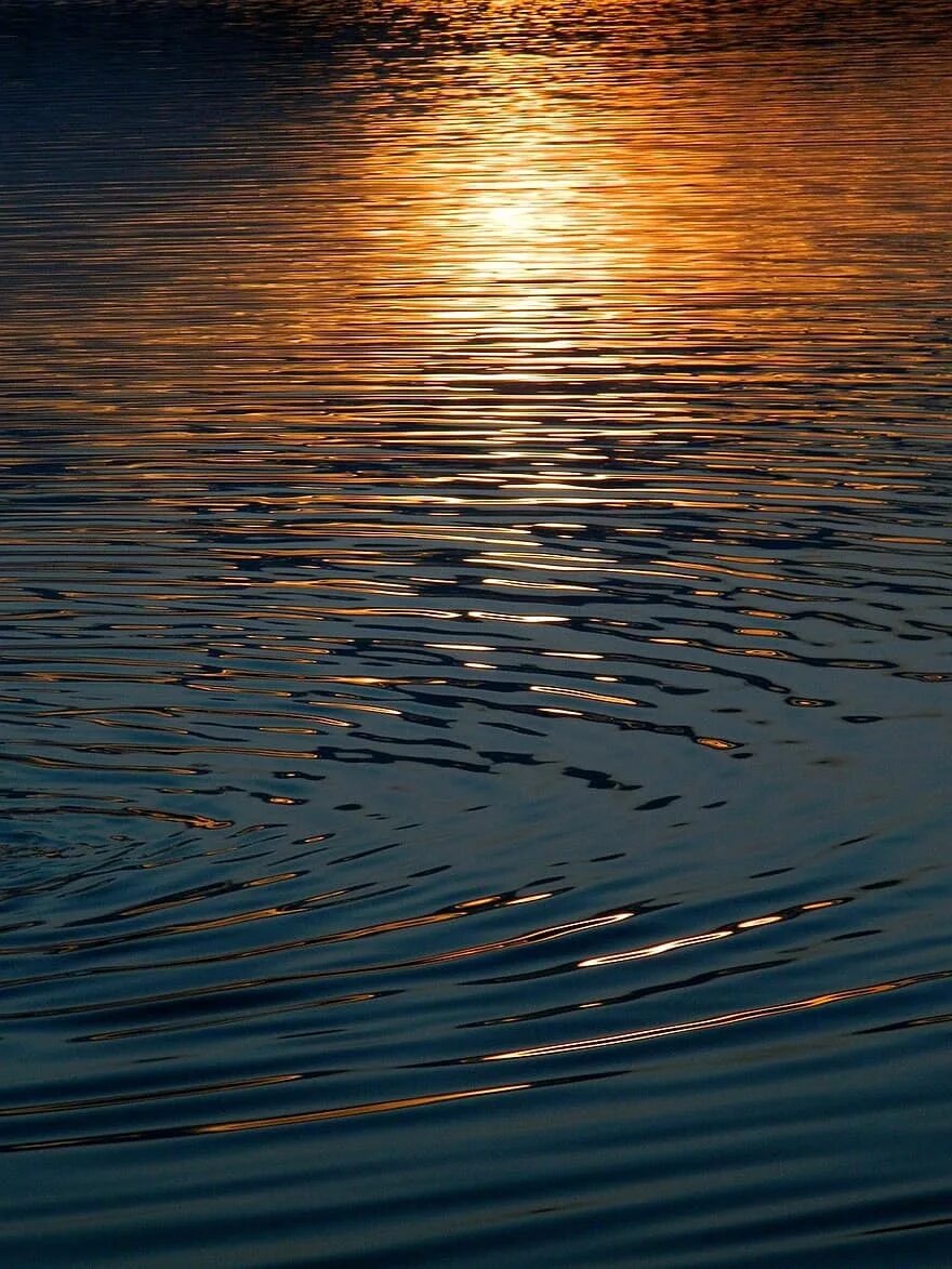 Отражение света от воды. Блики на воде. Гладь воды. Вода река. Солнечные блики на воде.